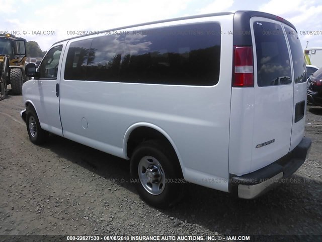 1GAWGFFG6H1333346 - 2017 CHEVROLET EXPRESS G2500 LT WHITE photo 3