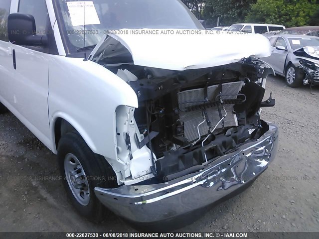 1GAWGFFG6H1333346 - 2017 CHEVROLET EXPRESS G2500 LT WHITE photo 6