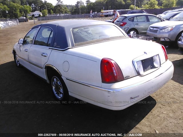 1LNFM82W9WY684051 - 1998 LINCOLN TOWN CAR SIGNATURE WHITE photo 3