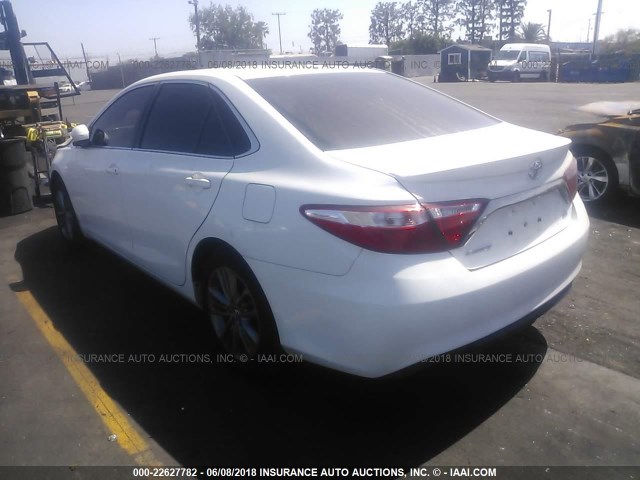 4T1BF1FK9FU890971 - 2015 TOYOTA CAMRY LE/XLE/SE/XSE WHITE photo 3