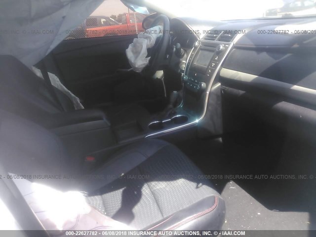 4T1BF1FK9FU890971 - 2015 TOYOTA CAMRY LE/XLE/SE/XSE WHITE photo 5