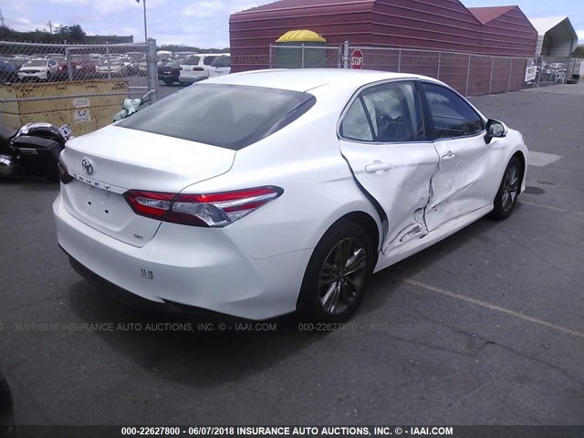 4T1B11HK3JU028155 - 2018 TOYOTA CAMRY L/LE/XLE/SE/XSE WHITE photo 4