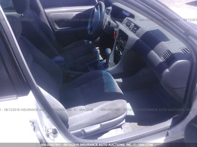 JT2BG22K9X0303778 - 1999 TOYOTA CAMRY LE/XLE Weiß Foto 5