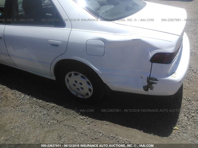 JT2BG22K9X0303778 - 1999 TOYOTA CAMRY LE/XLE Weiß Foto 6