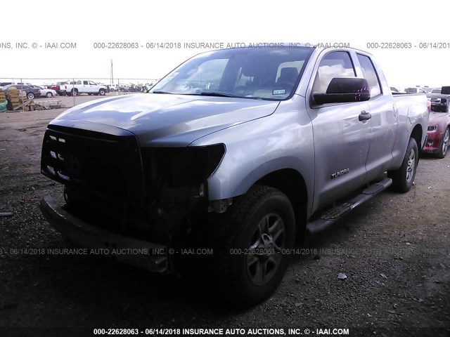 5TFRM5F13CX039959 - 2012 TOYOTA TUNDRA DOUBLE CAB SR5 SILVER photo 2
