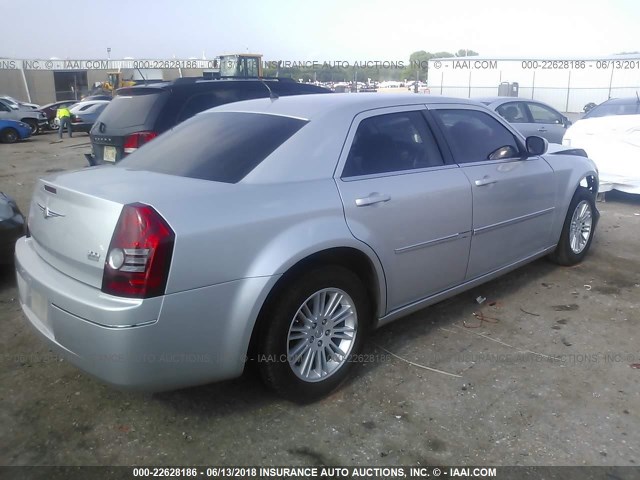 2C3KA53GX8H258288 - 2008 CHRYSLER 300 TOURING SILVER photo 4