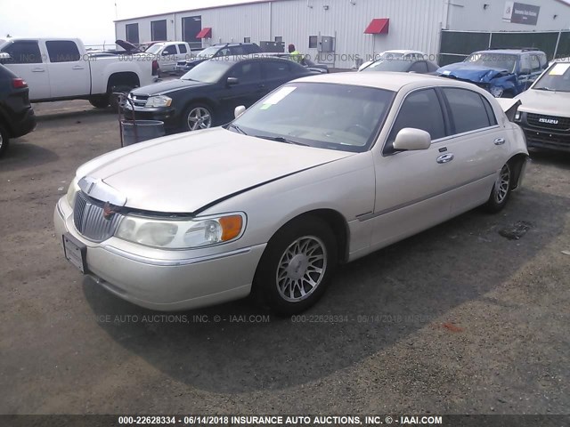 1LNHM83W01Y674024 - 2001 LINCOLN TOWN CAR CARTIER GOLD photo 2