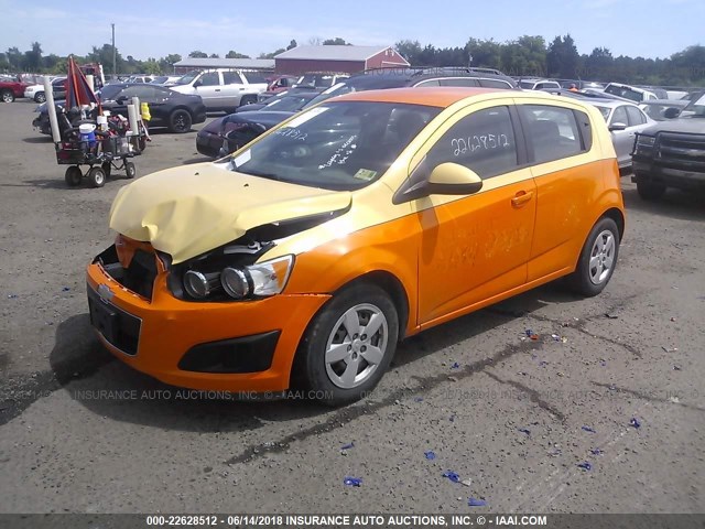 1G1JA6SH0D4173581 - 2013 CHEVROLET SONIC LS ნარინჯისფერი ფოტო 2