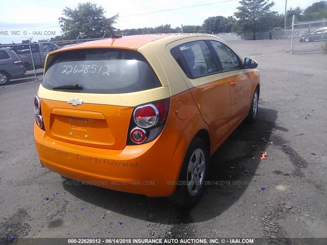 1G1JA6SH0D4173581 - 2013 CHEVROLET SONIC LS ნარინჯისფერი ფოტო 4