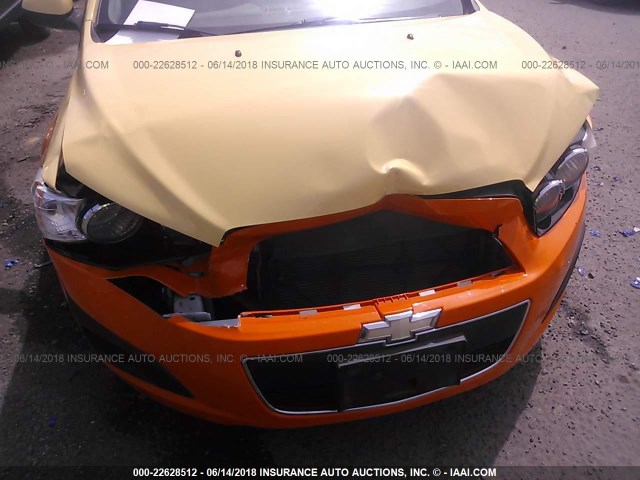 1G1JA6SH0D4173581 - 2013 CHEVROLET SONIC LS ნარინჯისფერი ფოტო 6