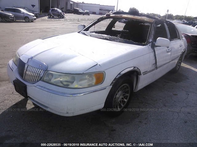 1LNHM82W81Y703349 - 2001 LINCOLN TOWN CAR SIGNATURE WHITE photo 2