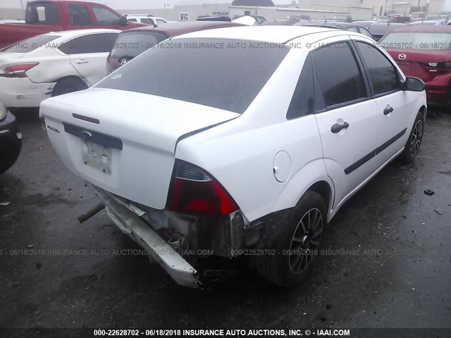 1FAFP34N77W321026 - 2007 FORD FOCUS ZX4/S/SE/SES WHITE photo 4