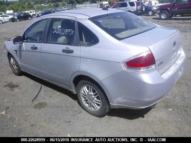 1FAHP35N58W214811 - 2008 FORD FOCUS SE/SEL/SES SILVER photo 3