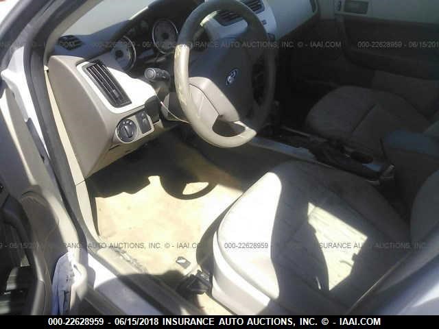 1FAHP35N58W214811 - 2008 FORD FOCUS SE/SEL/SES SILVER photo 5