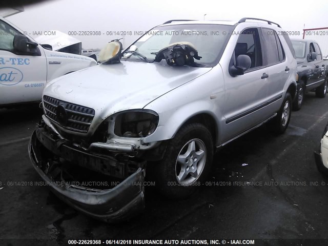 4JGAB54E8WA025261 - 1998 MERCEDES-BENZ ML 320 SILVER photo 2