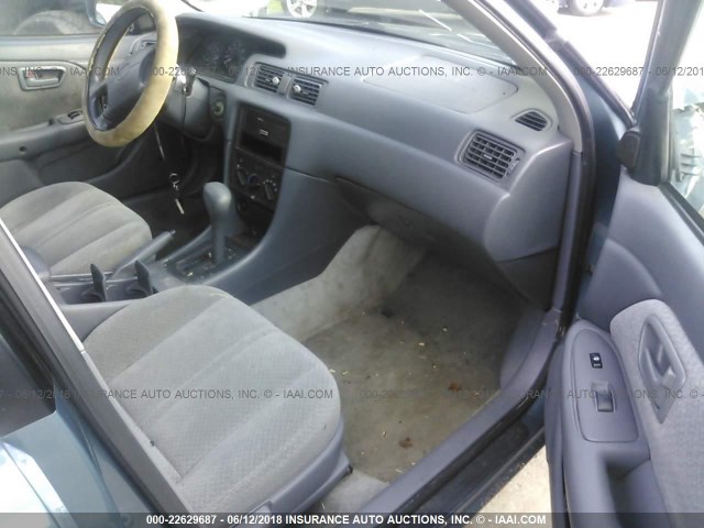 4T1BF22KX1U959137 - 2001 TOYOTA CAMRY LE/XLE BLUE photo 5