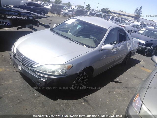 4T1BE30K46U154611 - 2006 TOYOTA CAMRY LE/XLE/SE ვერცხლისფერი ფოტო 2