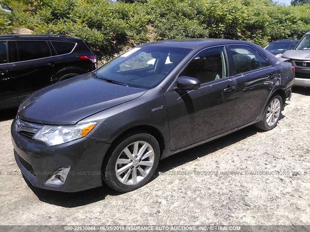 4T1BD1FK6CU017115 - 2012 TOYOTA CAMRY HYBRID/LE/XLE GRAY photo 2