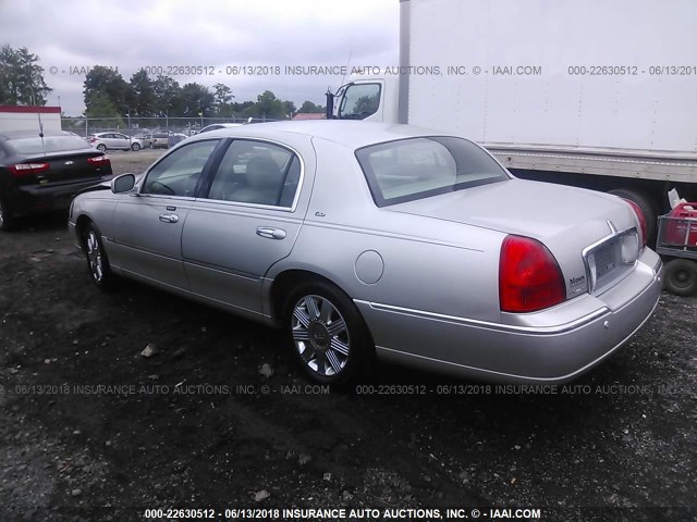 1LNHM83W63Y600092 - 2003 LINCOLN TOWN CAR CARTIER SILVER photo 3