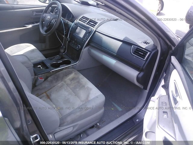 4T1BF1FK4GU156515 - 2016 TOYOTA CAMRY LE/XLE/SE/XSE GRAY photo 5