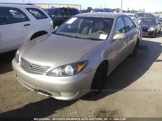 4T1BE30K45U587618 - 2005 TOYOTA CAMRY LE/XLE/SE ოქროსფერი ფოტო 2