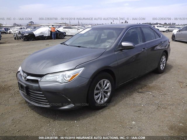 4T4BF1FK2FR512884 - 2015 TOYOTA CAMRY LE/XLE/SE/XSE GOLD photo 2