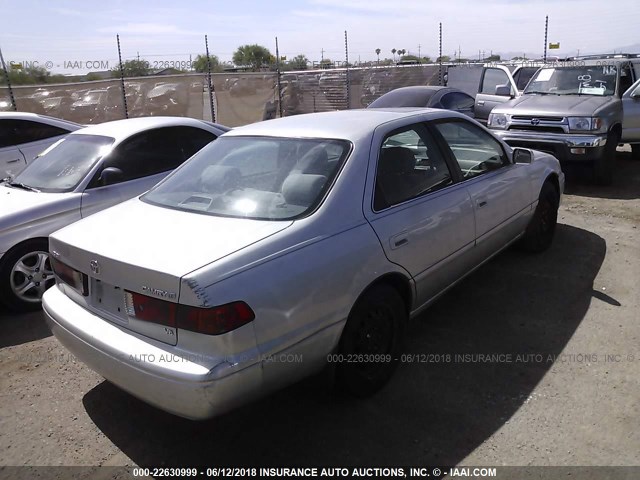 4T1BF22KX1U959901 - 2001 TOYOTA CAMRY LE/XLE SILVER photo 4