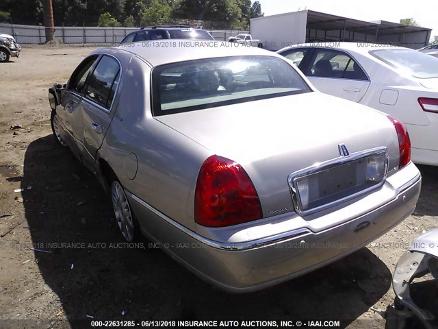 1LNHM82W63Y692287 - 2003 LINCOLN TOWN CAR SIGNATURE SILVER photo 3