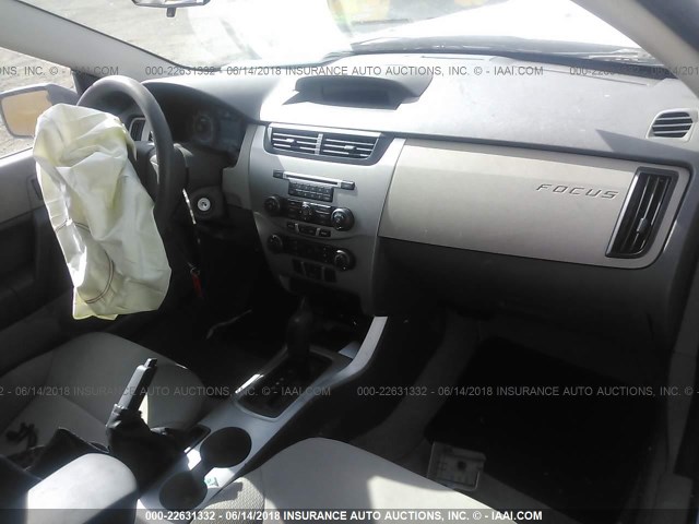 1FAHP34N28W136019 - 2008 FORD FOCUS S/SE WHITE photo 5