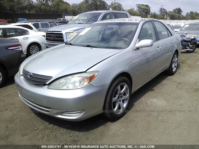 JTDBE32K920070528 - 2002 TOYOTA CAMRY LE/XLE/SE ვერცხლისფერი ფოტო 2