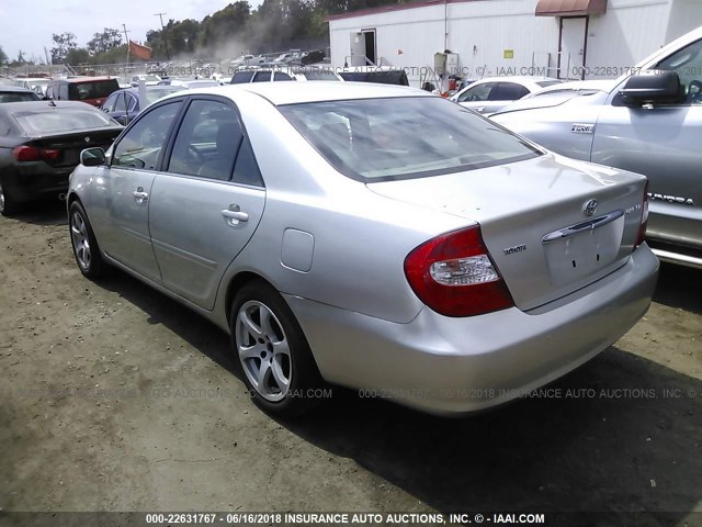 JTDBE32K920070528 - 2002 TOYOTA CAMRY LE/XLE/SE ვერცხლისფერი ფოტო 3