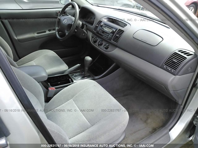 JTDBE32K920070528 - 2002 TOYOTA CAMRY LE/XLE/SE ვერცხლისფერი ფოტო 5
