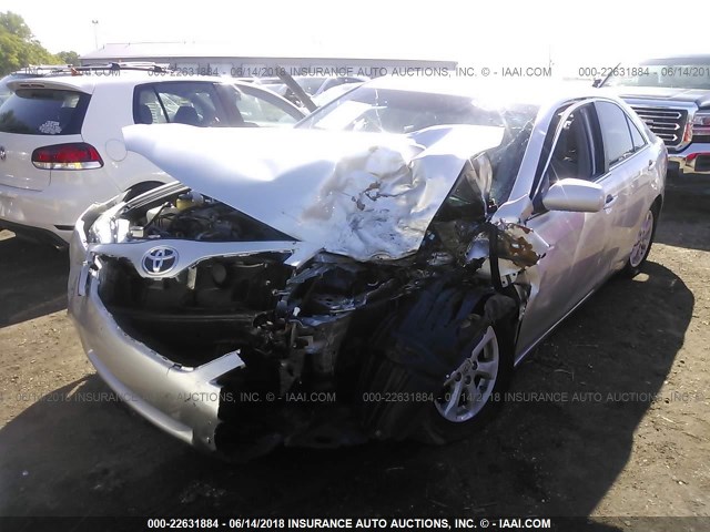 4T1BF3EK6AU107451 - 2010 TOYOTA CAMRY SE/LE/XLE ვერცხლისფერი ფოტო 2