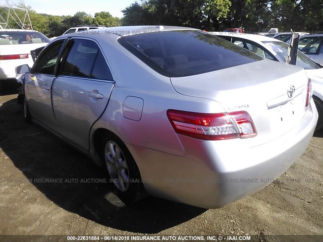 4T1BF3EK6AU107451 - 2010 TOYOTA CAMRY SE/LE/XLE ვერცხლისფერი ფოტო 3