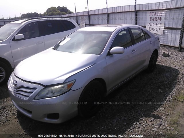 4T1BF3EK1BU176663 - 2011 TOYOTA CAMRY SE/LE/XLE SILVER photo 2