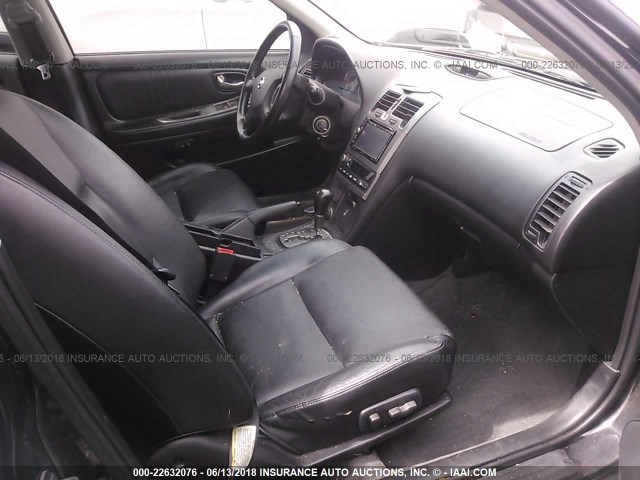 JN1DA31D02T405104 - 2002 NISSAN MAXIMA GLE/GXE/SE BLACK photo 5