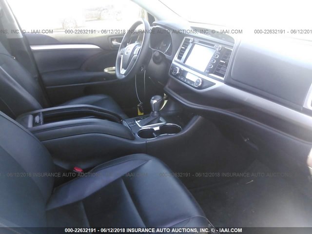 5TDKKRFH1ES032318 - 2014 TOYOTA HIGHLANDER XLE ვერცხლისფერი ფოტო 5