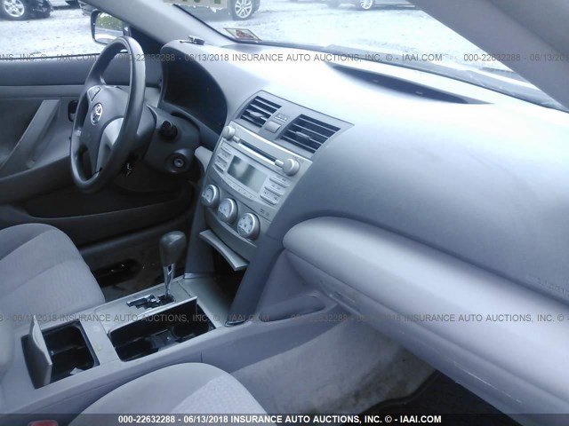 4T1BF3EK1AU030052 - 2010 TOYOTA CAMRY SE/LE/XLE 灰色 照片 5