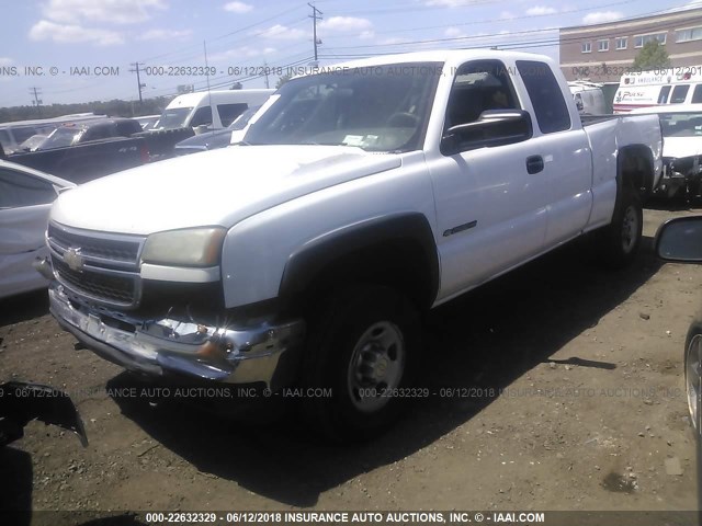 1GCHC29U17E148070 - 2007 CHEVROLET SILVERADO C2500 HEAVY DUTY WHITE photo 2