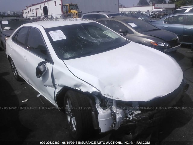 4T1BF1FK8HU631293 - 2017 TOYOTA CAMRY LE/XLE/SE/XSE 白色 照片 1