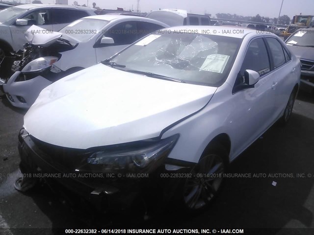 4T1BF1FK8HU631293 - 2017 TOYOTA CAMRY LE/XLE/SE/XSE 白色 照片 2