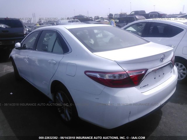 4T1BF1FK8HU631293 - 2017 TOYOTA CAMRY LE/XLE/SE/XSE 白色 照片 3
