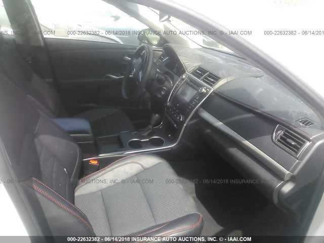 4T1BF1FK8HU631293 - 2017 TOYOTA CAMRY LE/XLE/SE/XSE 白色 照片 5