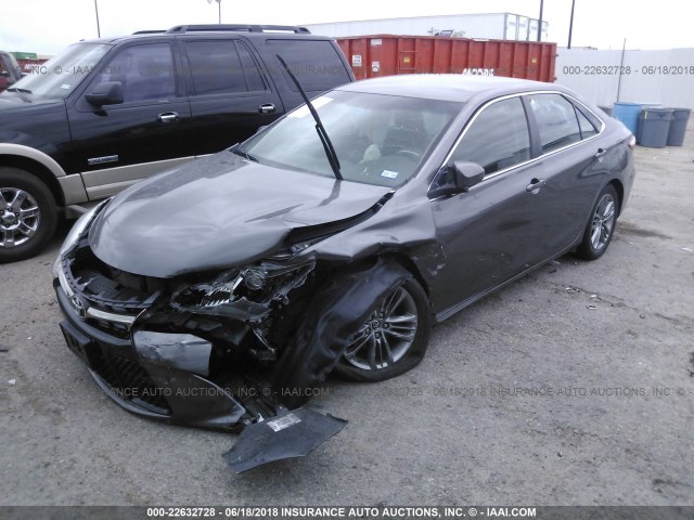4T1BF1FKXGU542176 - 2016 TOYOTA CAMRY LE/XLE/SE/XSE GRAY photo 2