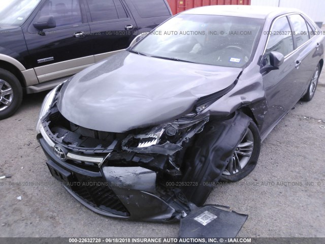 4T1BF1FKXGU542176 - 2016 TOYOTA CAMRY LE/XLE/SE/XSE GRAY photo 6