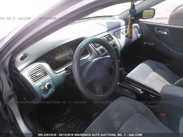 1HGCF8641WA109396 - 1998 HONDA ACCORD DX SILVER photo 5