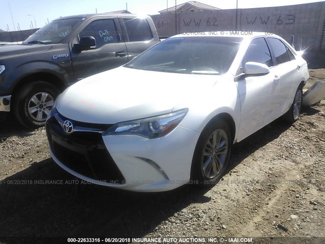 4T1BF1FK9FU053346 - 2015 TOYOTA CAMRY LE/XLE/SE/XSE WHITE photo 2