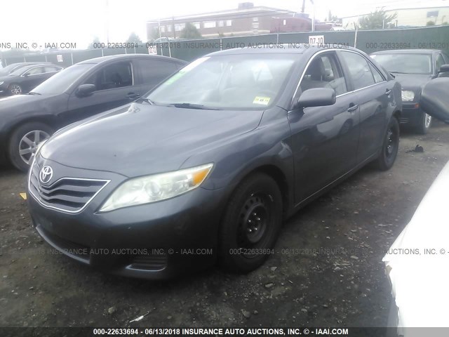 4T1BF3EK5BU609420 - 2011 TOYOTA CAMRY SE/LE/XLE GRAY photo 2