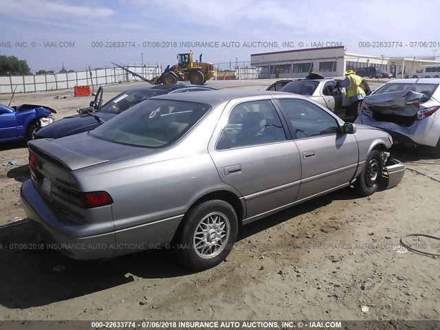 4T1BG22K1VU125714 - 1997 TOYOTA CAMRY CE/LE/XLE GRAY photo 4