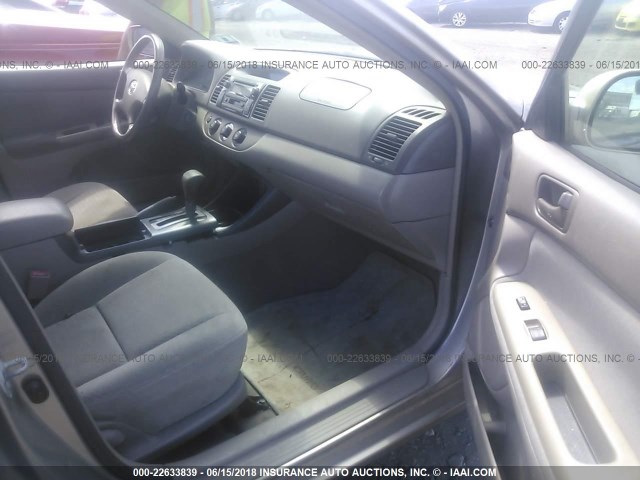 4T1BE32KX3U711594 - 2003 TOYOTA CAMRY LE/XLE/SE თაფლისფერი ფოტო 5